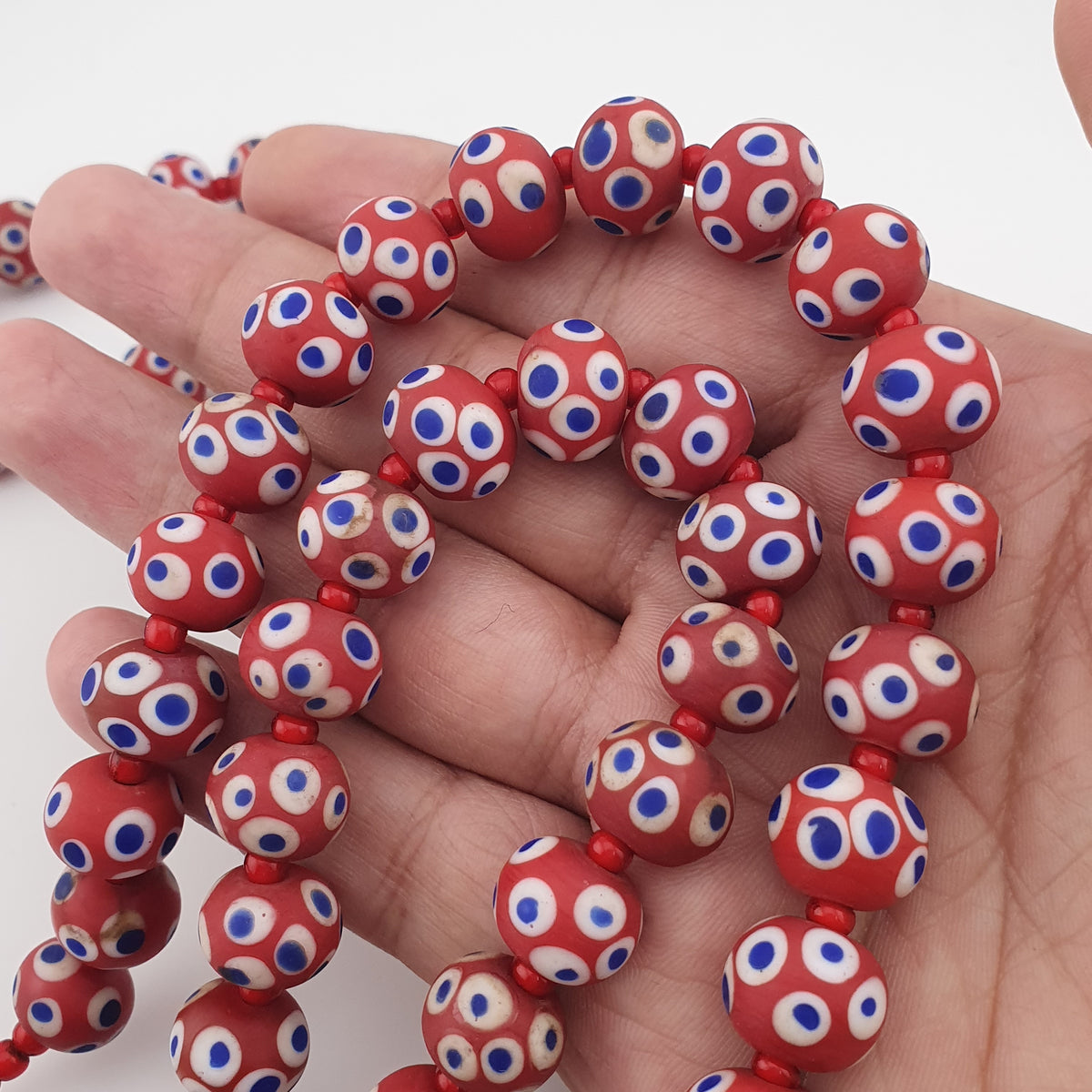 Collier de perles œil bleu en verre rouge de style vénitien antique (22 pouces)