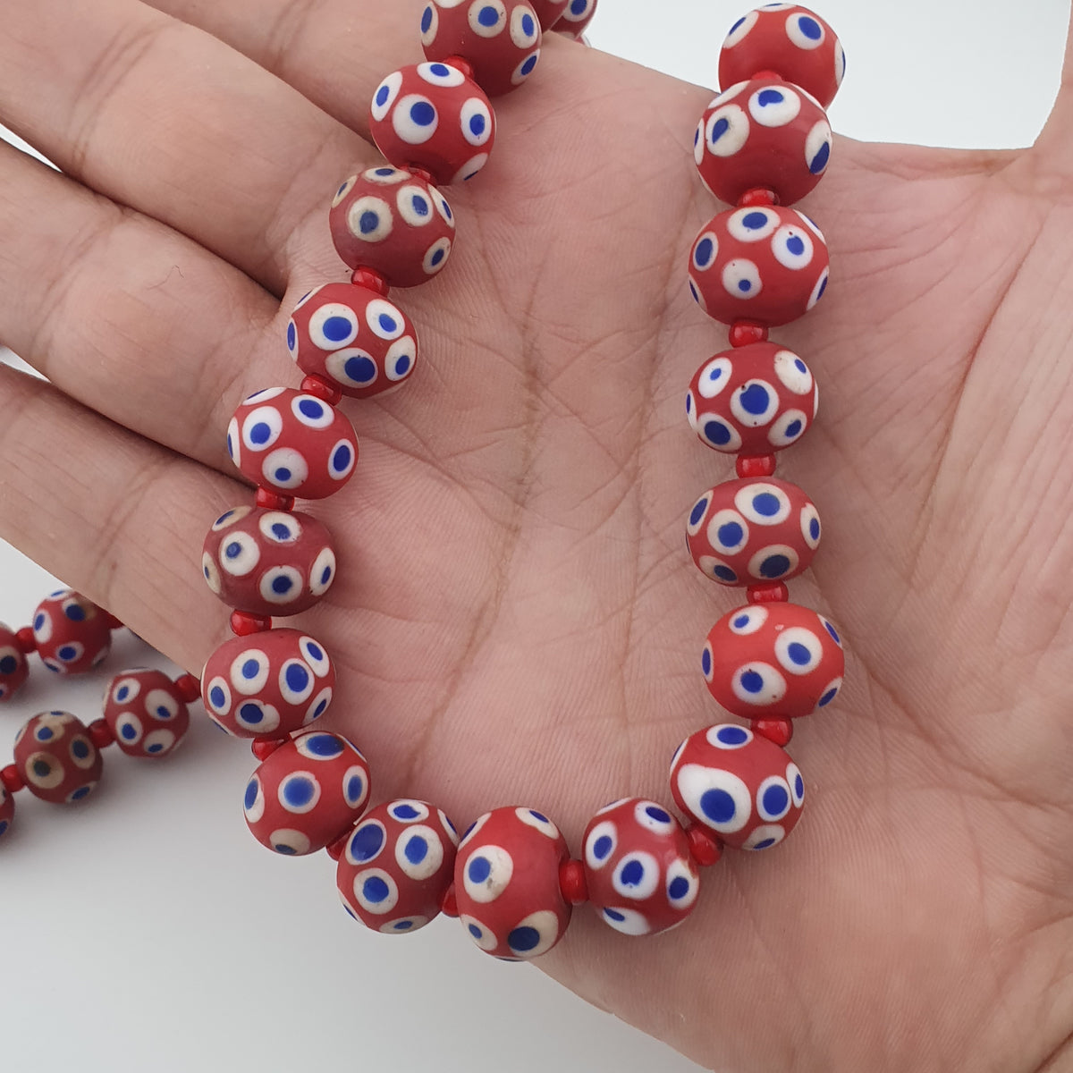 Collier de perles œil bleu en verre rouge de style vénitien antique (22 pouces)