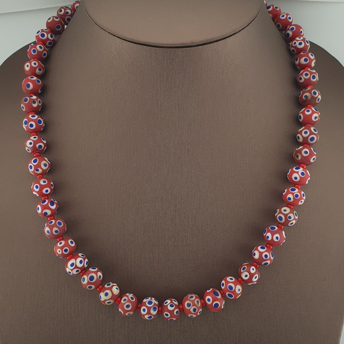 Collier de perles œil bleu en verre rouge de style vénitien antique (22 pouces)