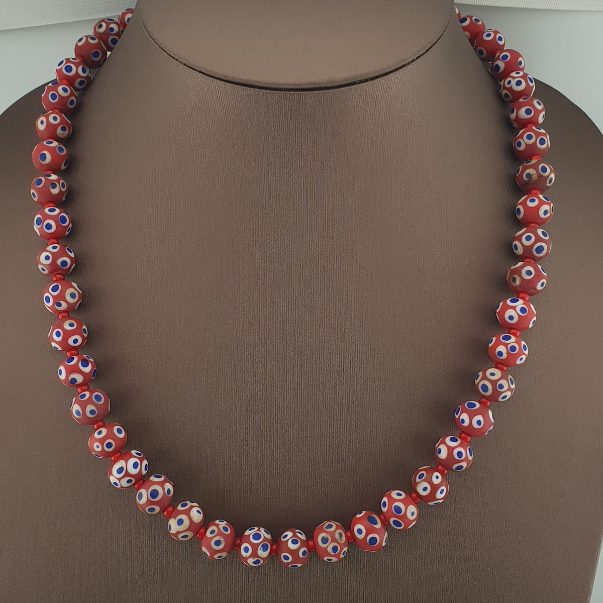 Collier de perles œil bleu en verre rouge de style vénitien antique (22 pouces)