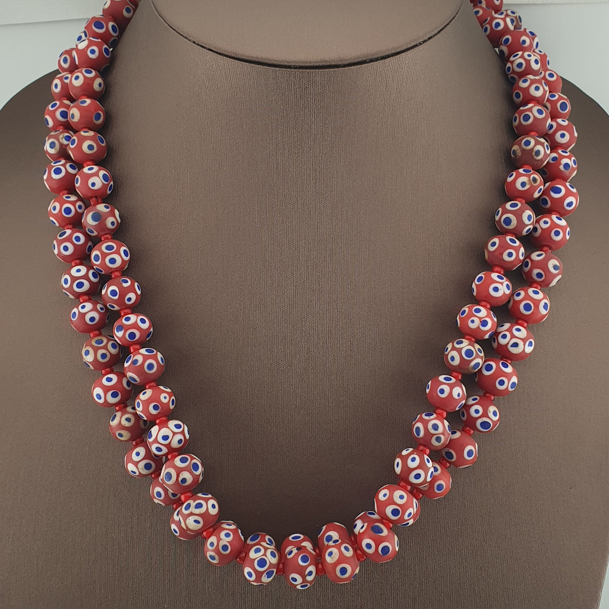 Collier de perles œil bleu en verre rouge de style vénitien antique (22 pouces)