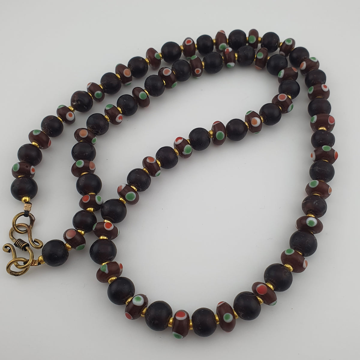 Collier de perles de verre africaines marron et d'yeux vénitiens antiques de style africain
