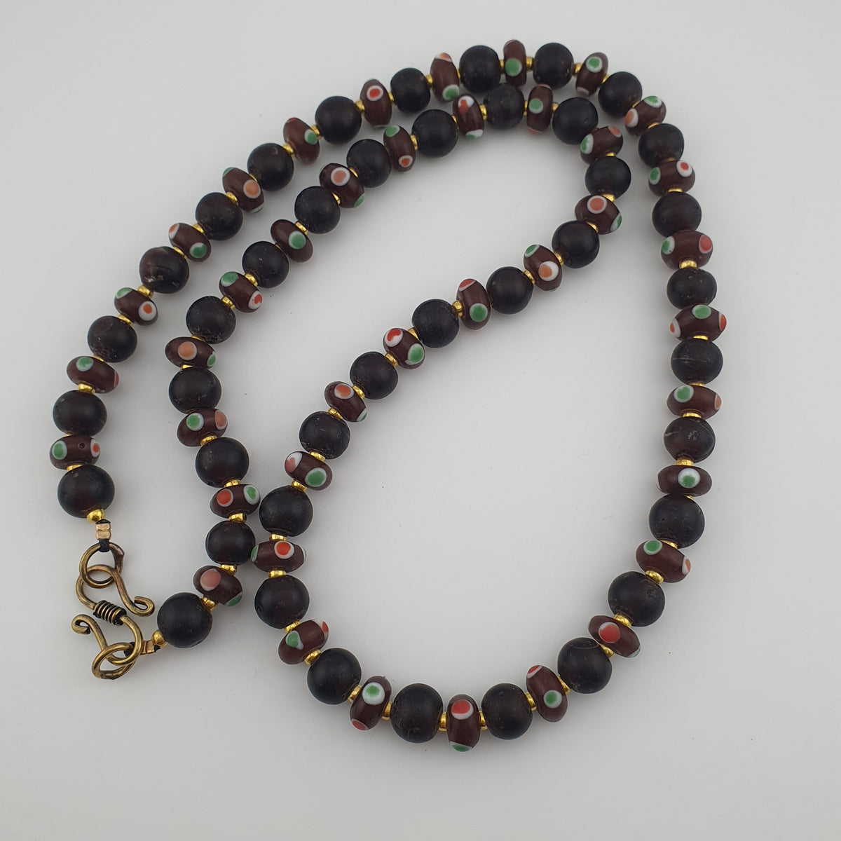 Collier de perles de verre africaines marron et d'yeux vénitiens antiques de style africain