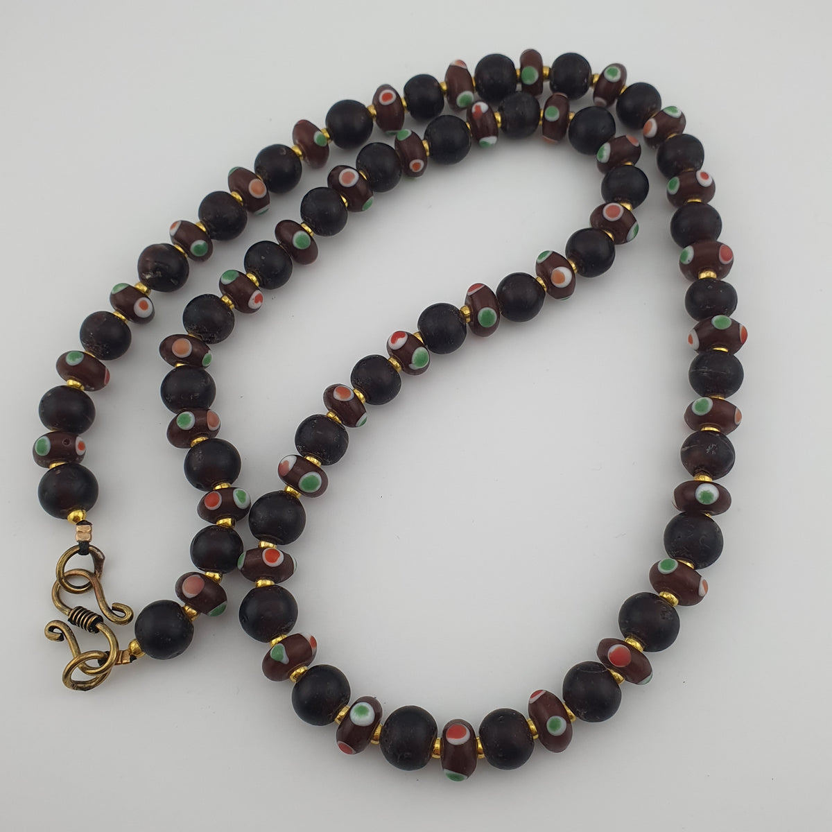 Collier de perles de verre africaines marron et d'yeux vénitiens antiques de style africain