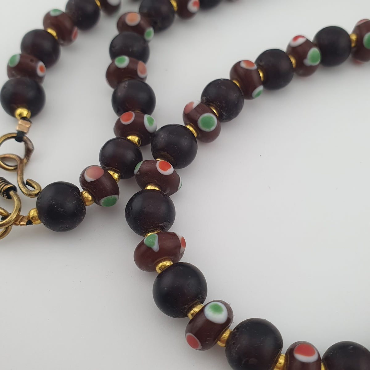 Collier de perles de verre africaines marron et d'yeux vénitiens antiques de style africain