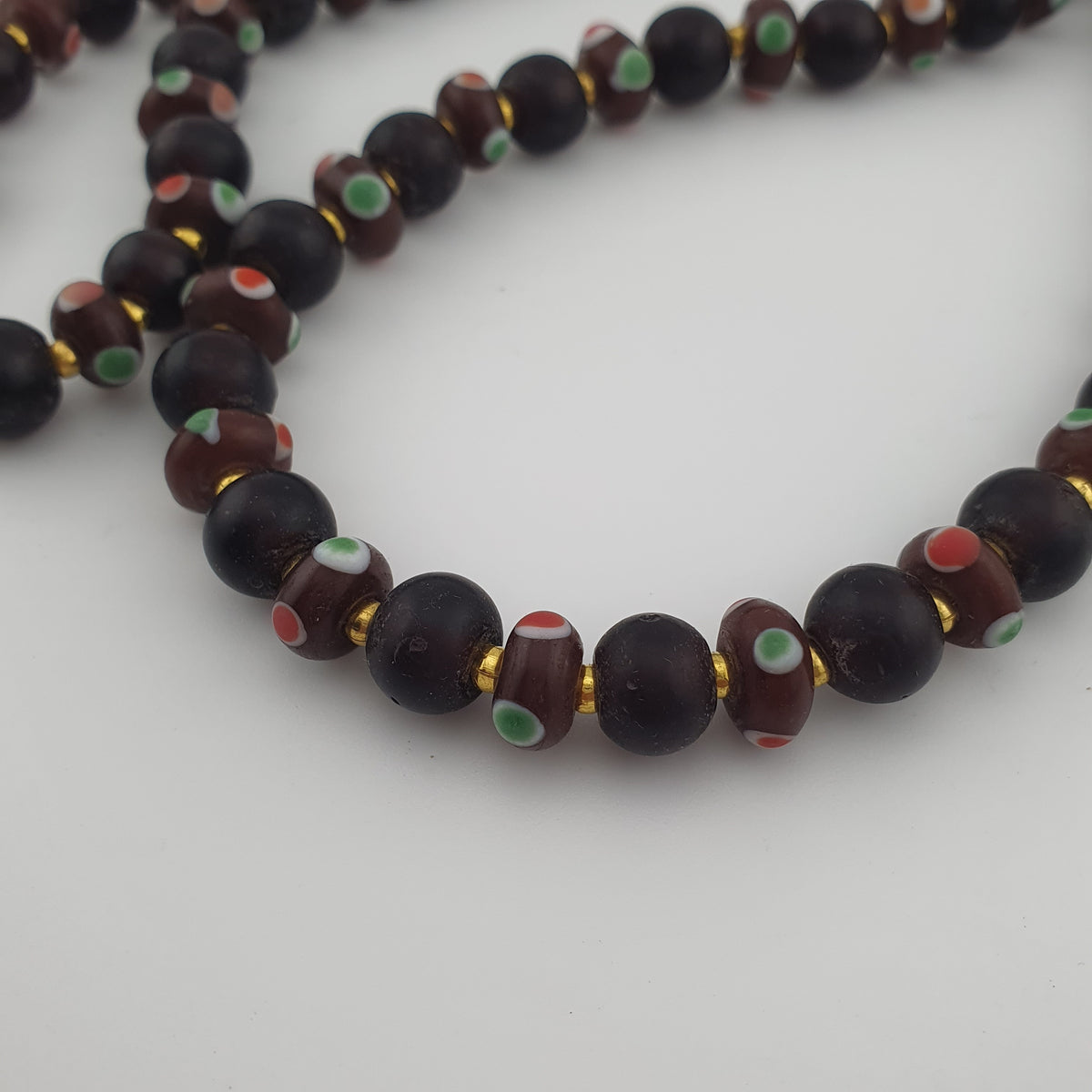 Collier de perles de verre africaines marron et d'yeux vénitiens antiques de style africain