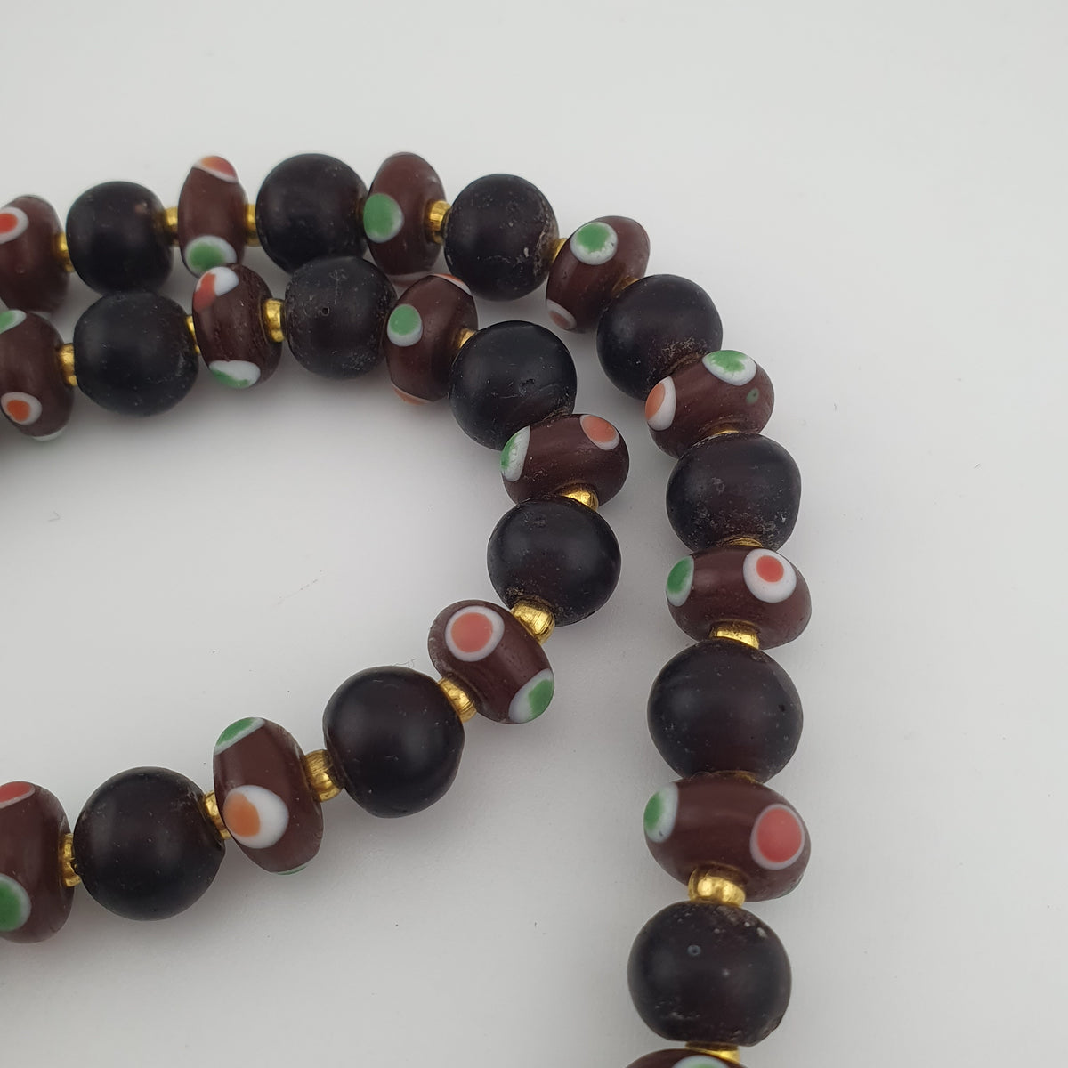 Collier de perles de verre africaines marron et d'yeux vénitiens antiques de style africain
