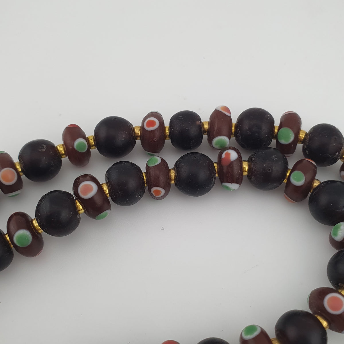 Collier de perles de verre africaines marron et d'yeux vénitiens antiques de style africain