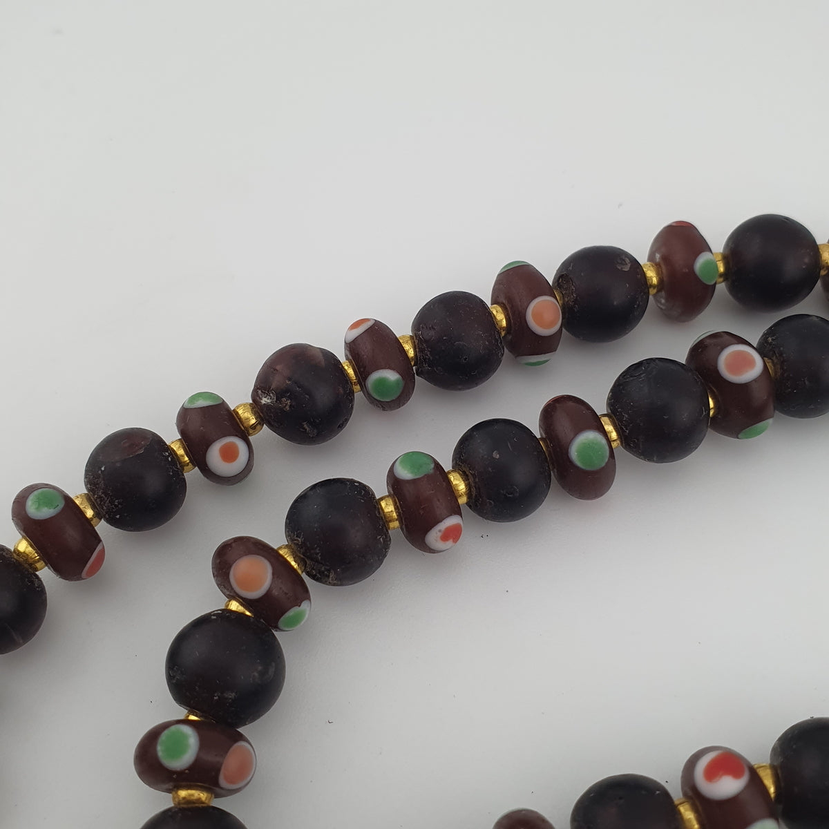 Collier de perles de verre africaines marron et d'yeux vénitiens antiques de style africain