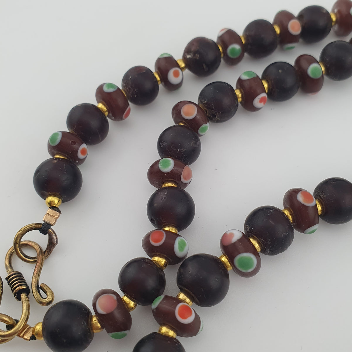 Collier de perles de verre africaines marron et d'yeux vénitiens antiques de style africain