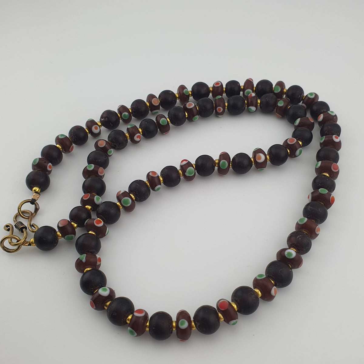 Collier de perles de verre africaines marron et d'yeux vénitiens antiques de style africain