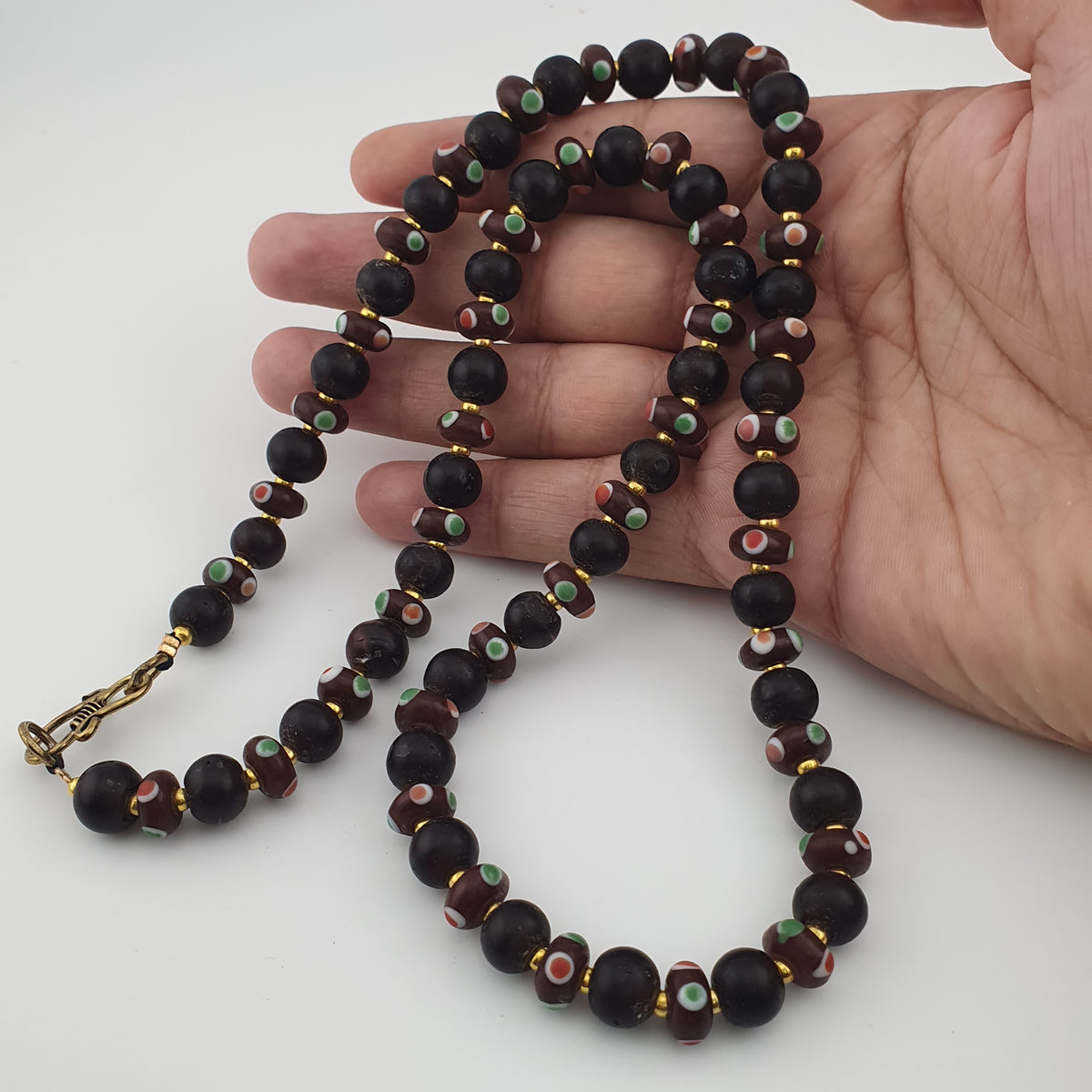 Collier de perles de verre africaines marron et d'yeux vénitiens antiques de style africain