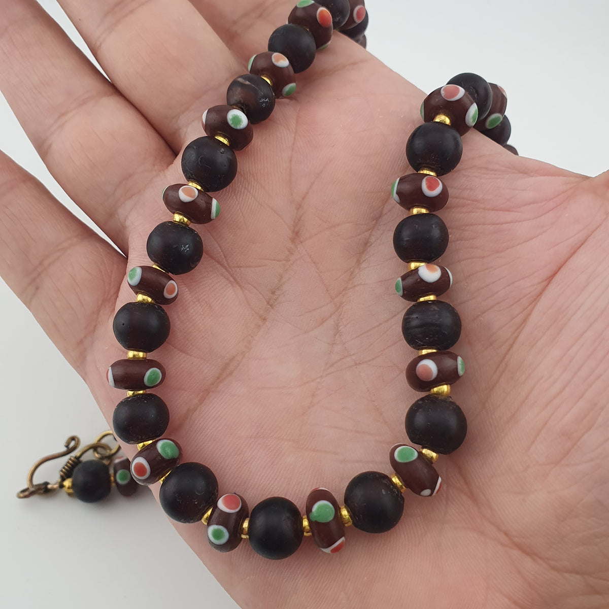 Collier de perles de verre africaines marron et d'yeux vénitiens antiques de style africain