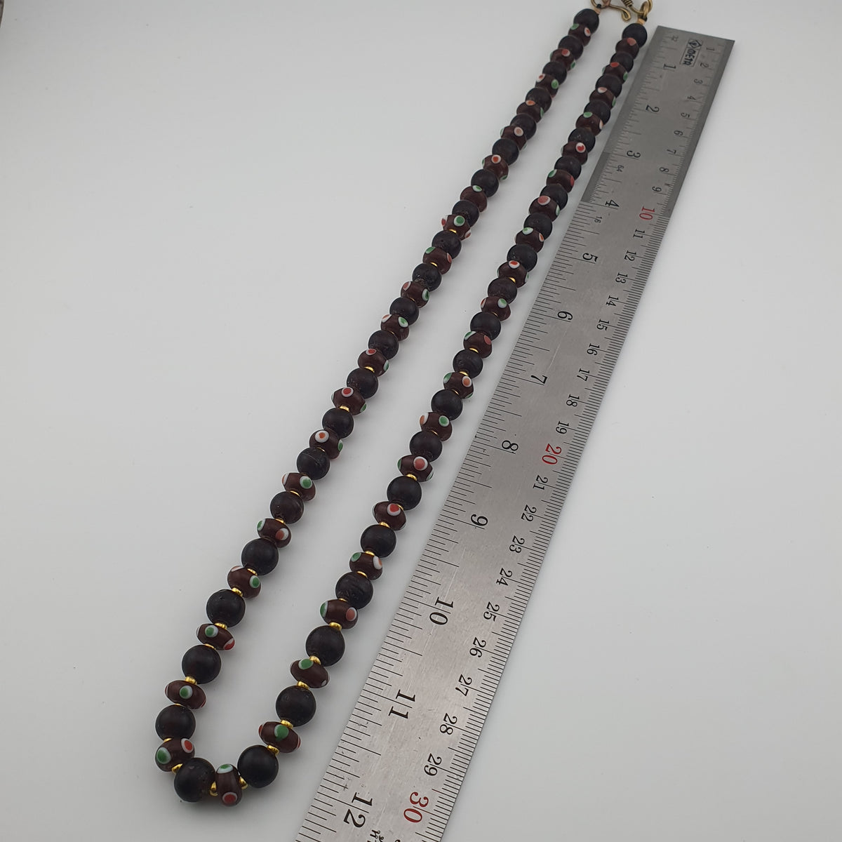 Collier de perles de verre africaines marron et d'yeux vénitiens antiques de style africain