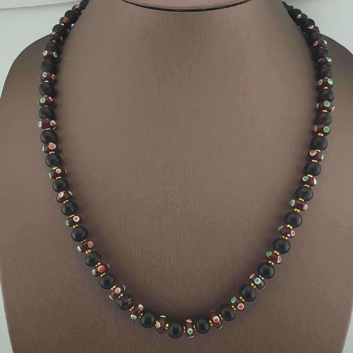 Collier de perles de verre africaines marron et d'yeux vénitiens antiques de style africain