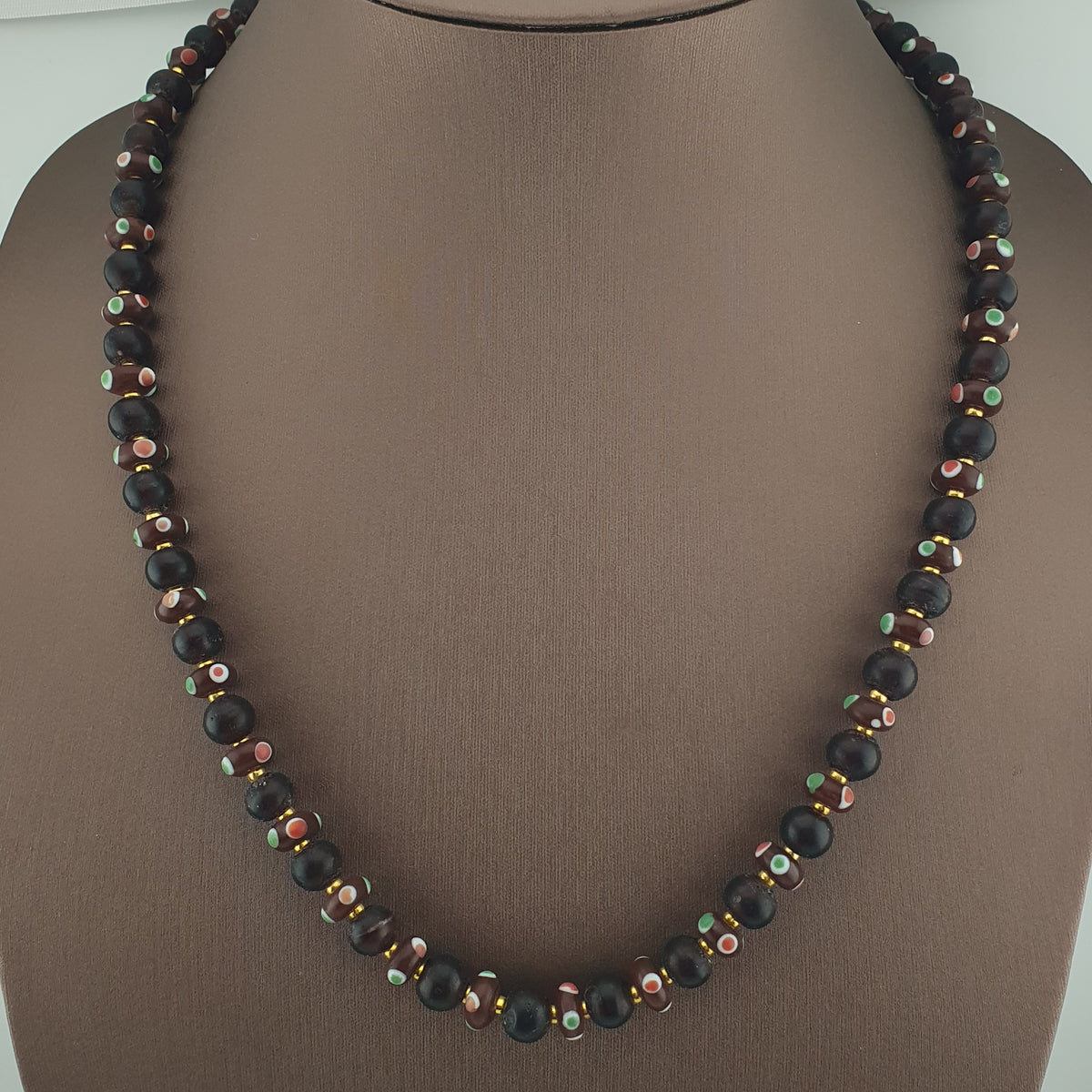 Collier de perles de verre africaines marron et d'yeux vénitiens antiques de style africain