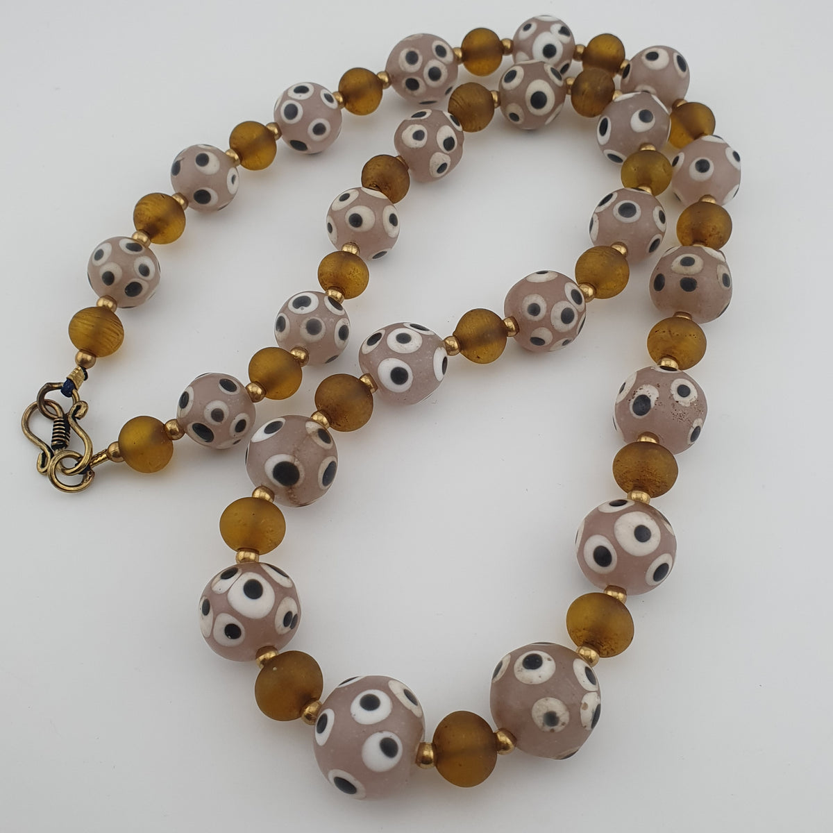 Collier de perles de verre antiques de style africain de Venise avec yeux et marron jaune
