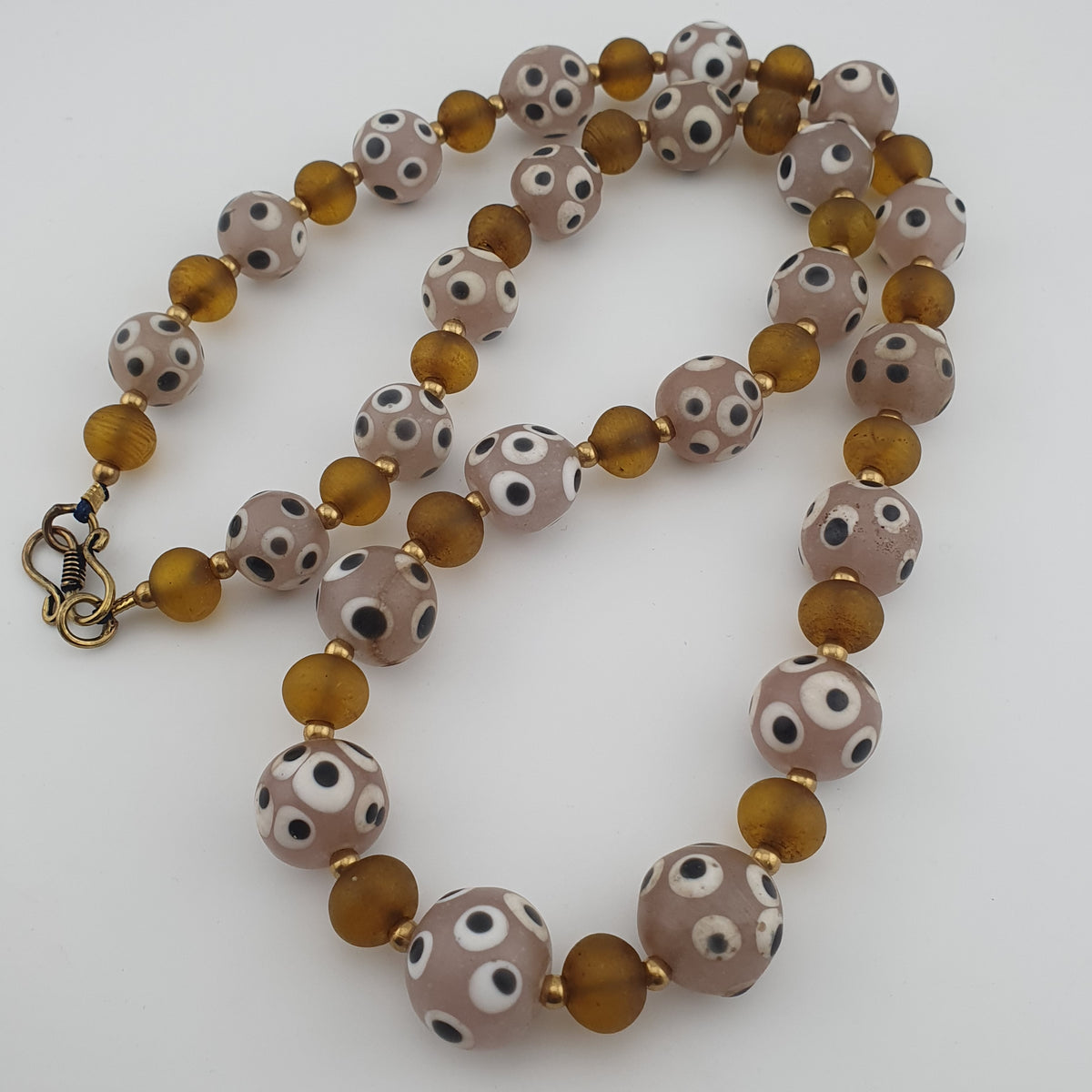 Collier de perles de verre antiques de style africain de Venise avec yeux et marron jaune