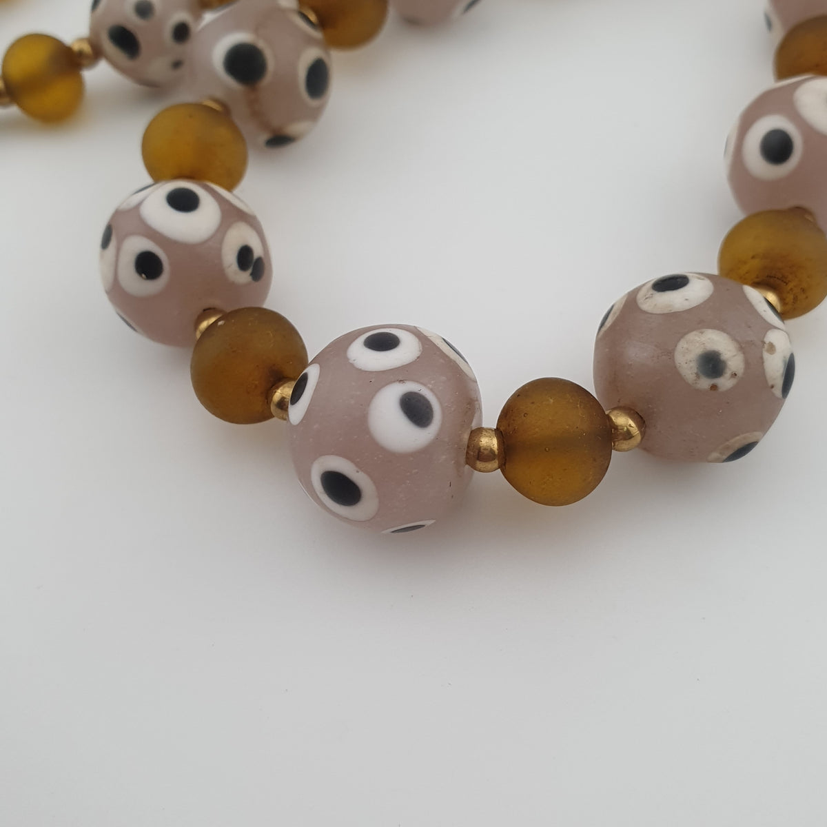 Collier de perles de verre antiques de style africain de Venise avec yeux et marron jaune
