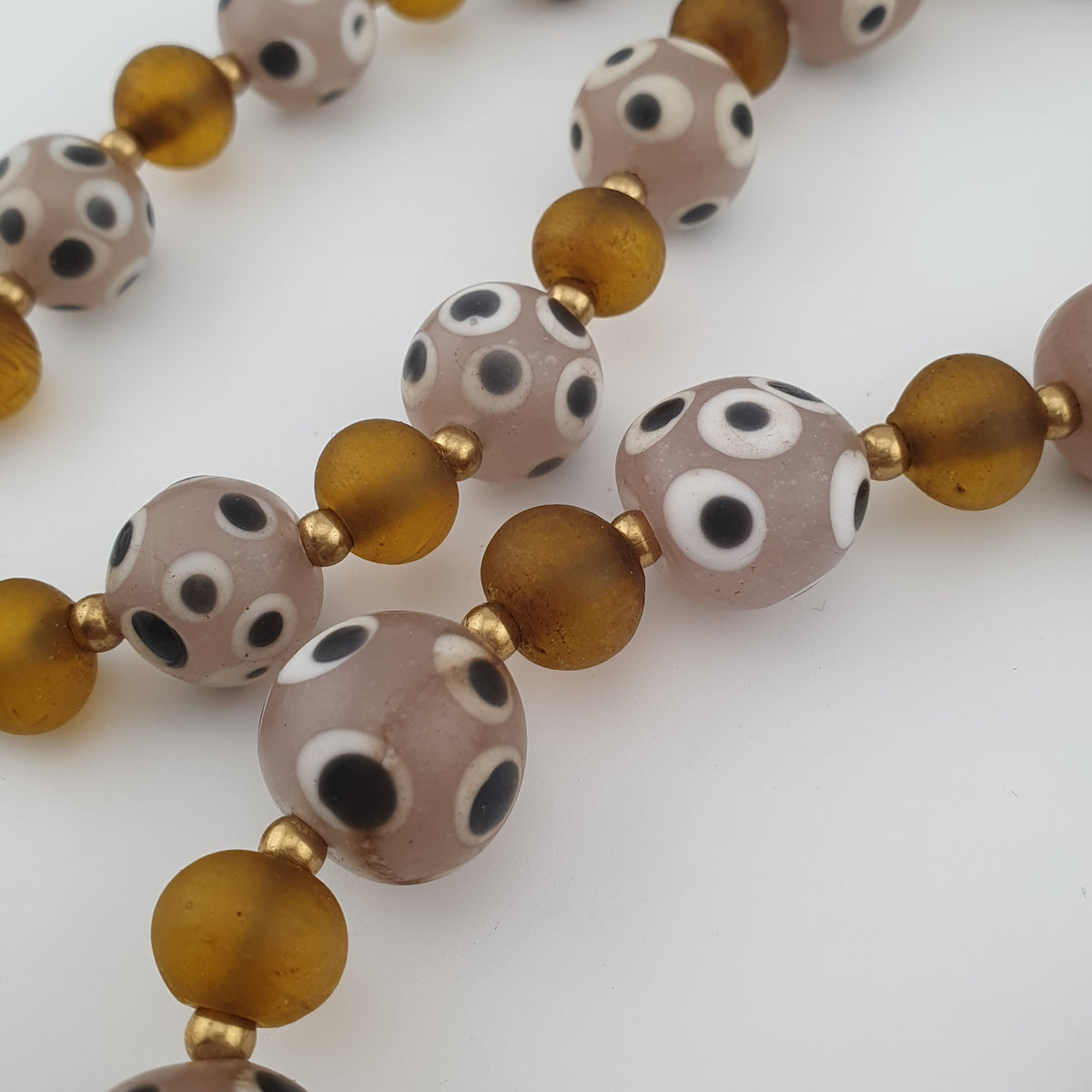 Collier de perles de verre antiques de style africain de Venise avec yeux et marron jaune