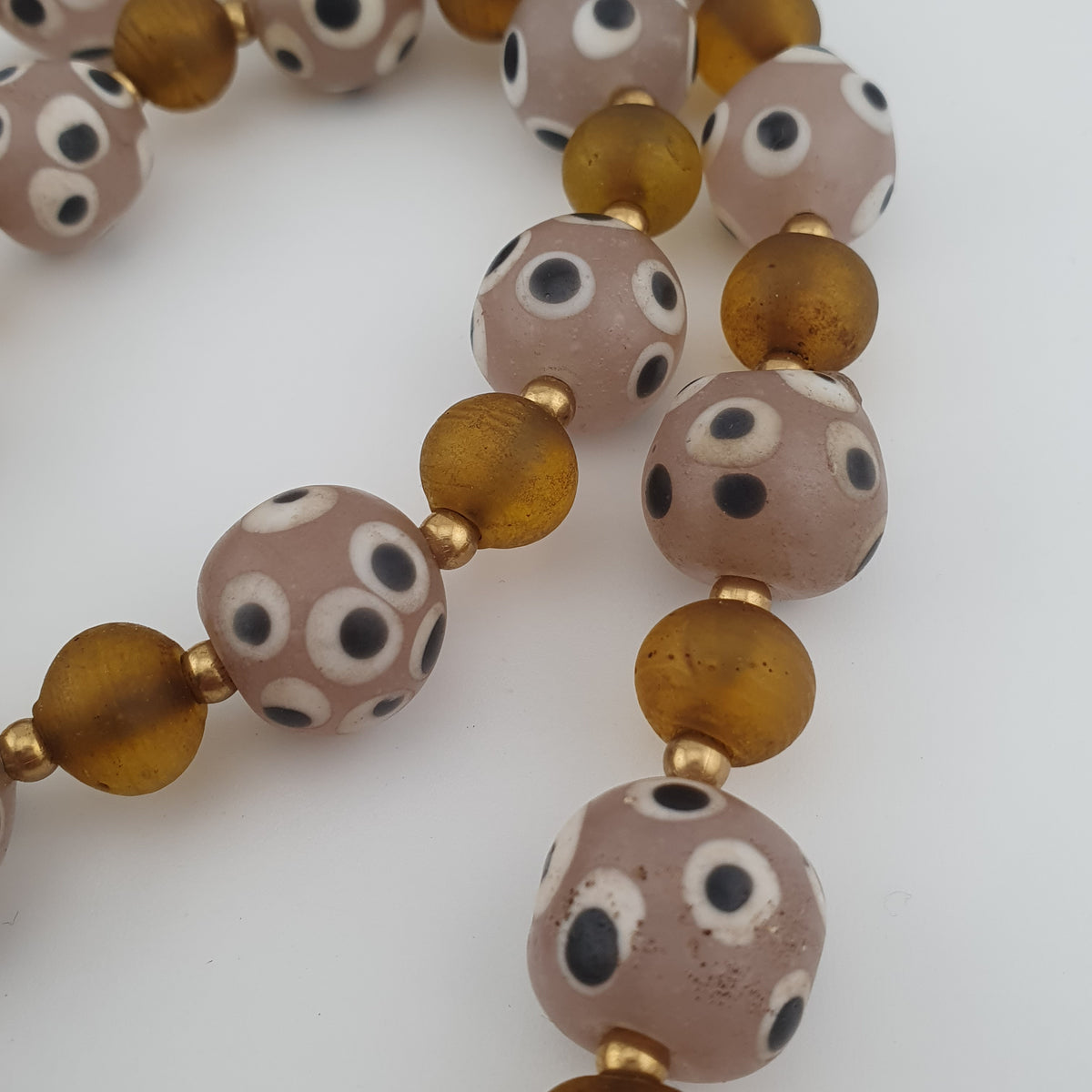 Collier de perles de verre antiques de style africain de Venise avec yeux et marron jaune