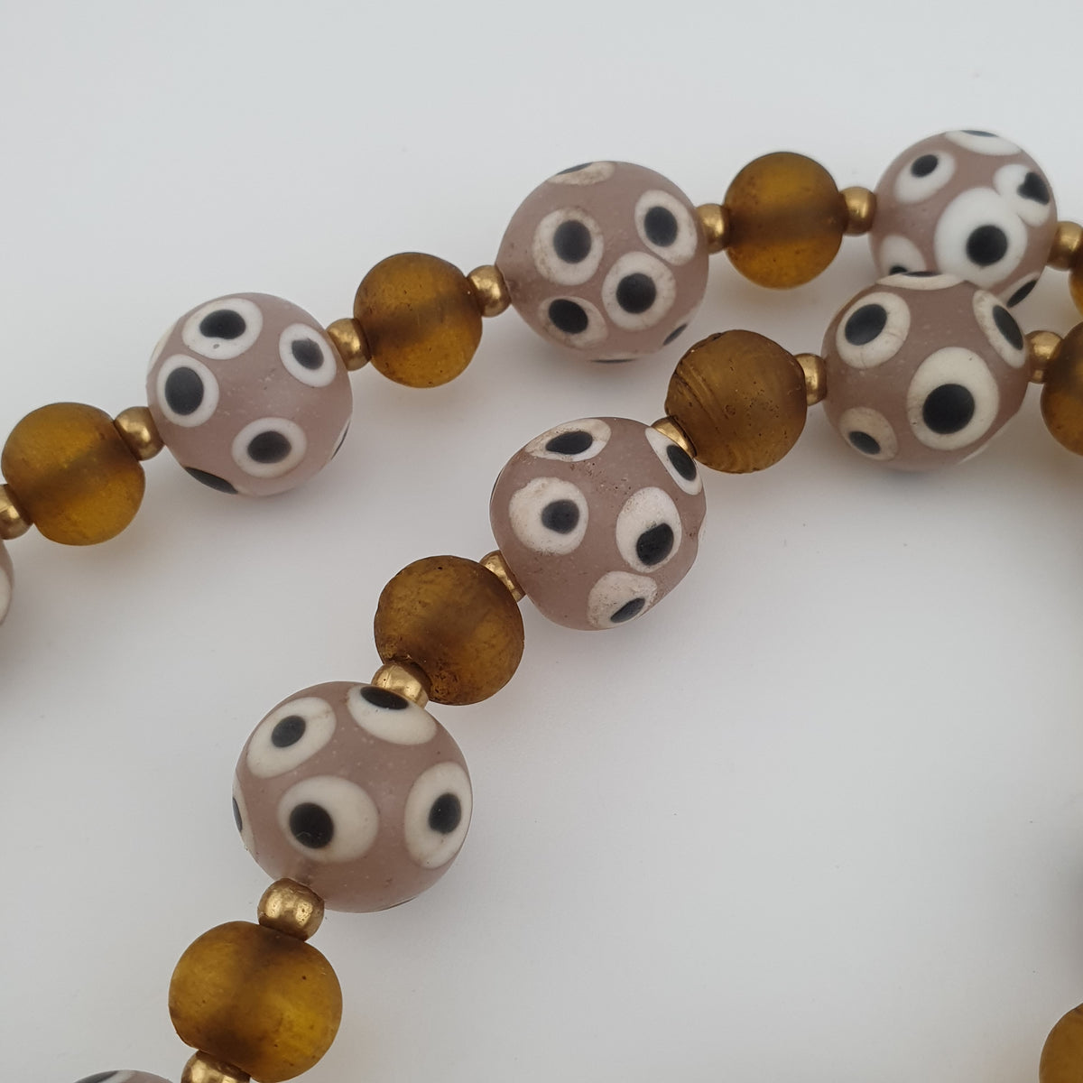 Collier de perles de verre antiques de style africain de Venise avec yeux et marron jaune