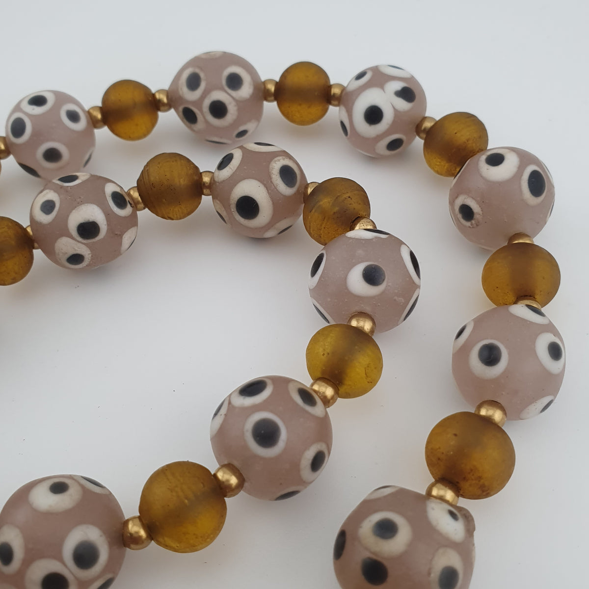 Collier de perles de verre antiques de style africain de Venise avec yeux et marron jaune