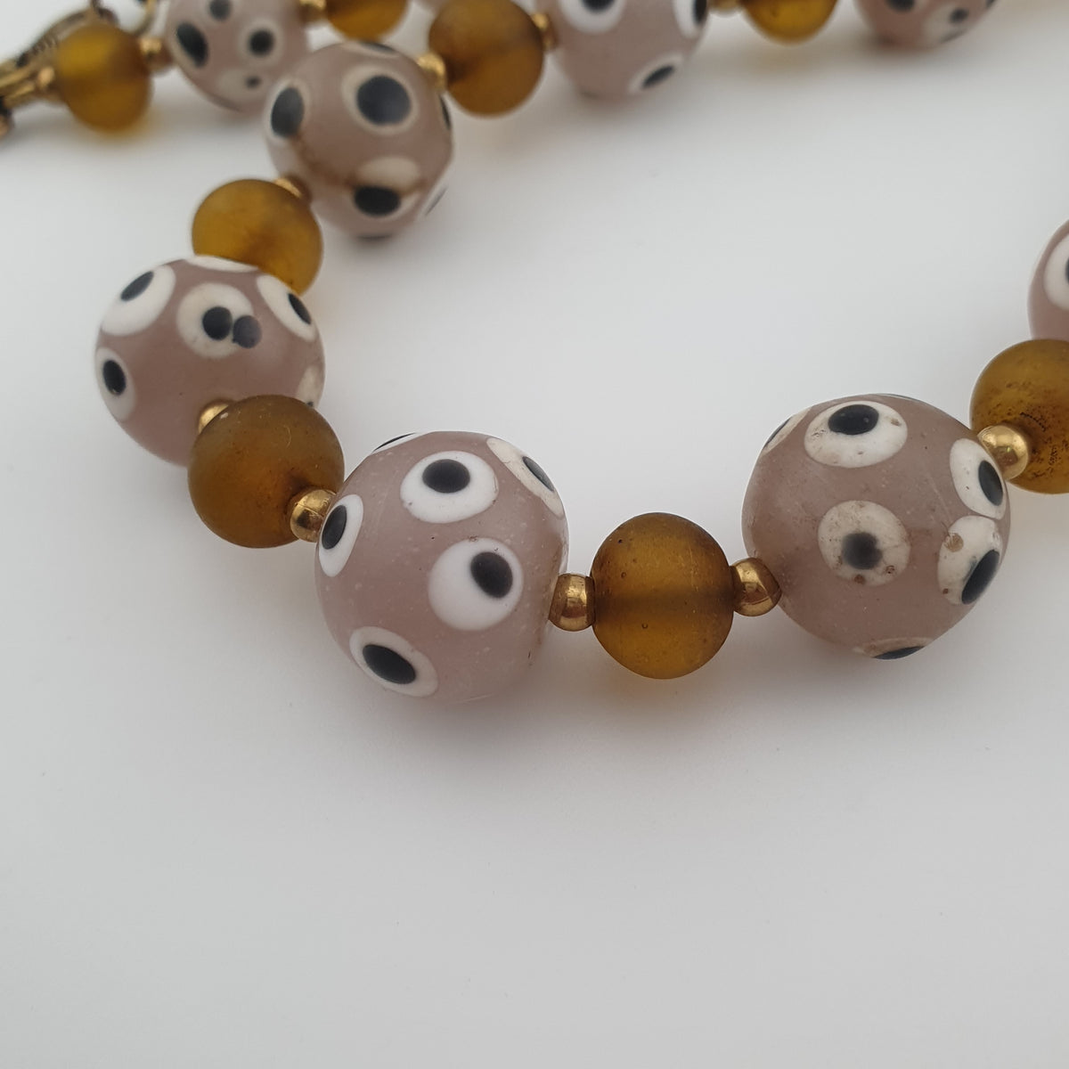 Collier de perles de verre antiques de style africain de Venise avec yeux et marron jaune