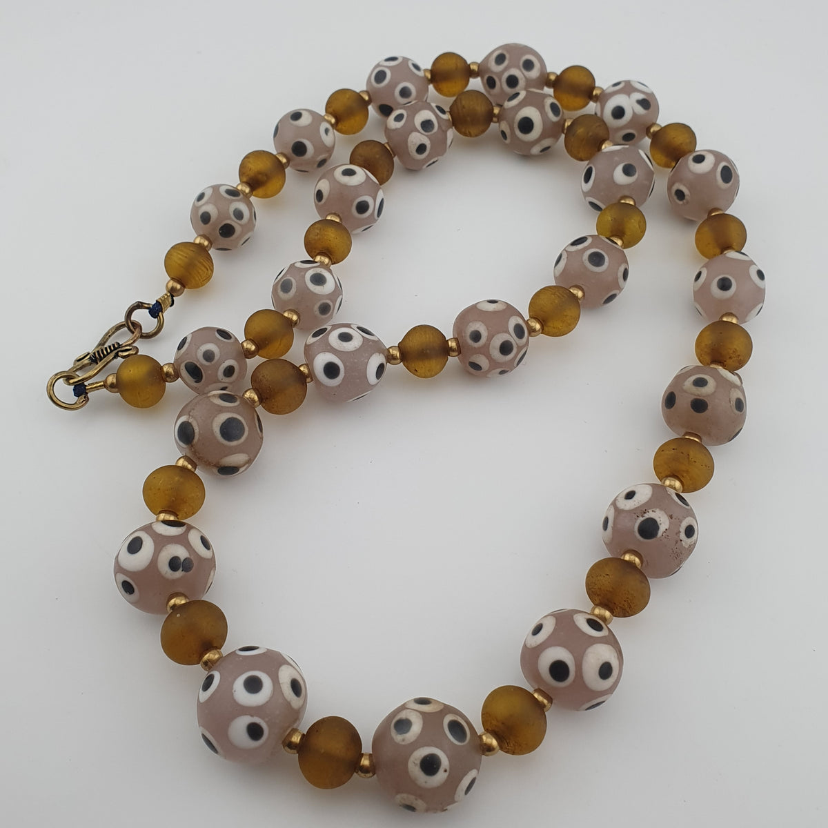 Collier de perles de verre antiques de style africain de Venise avec yeux et marron jaune