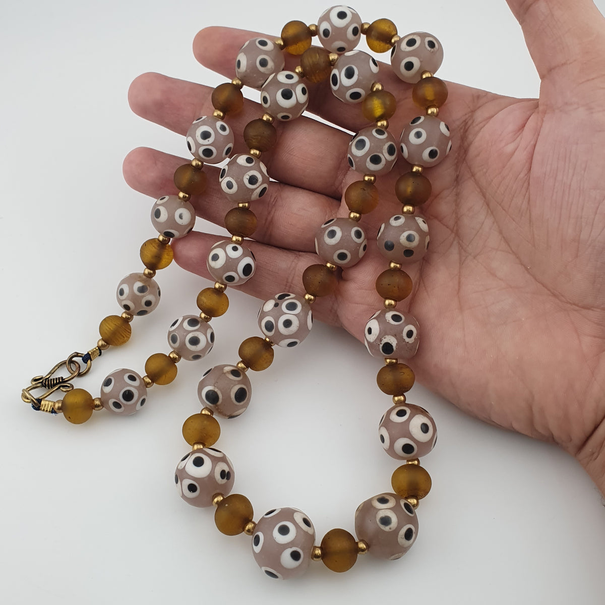 Collier de perles de verre antiques de style africain de Venise avec yeux et marron jaune