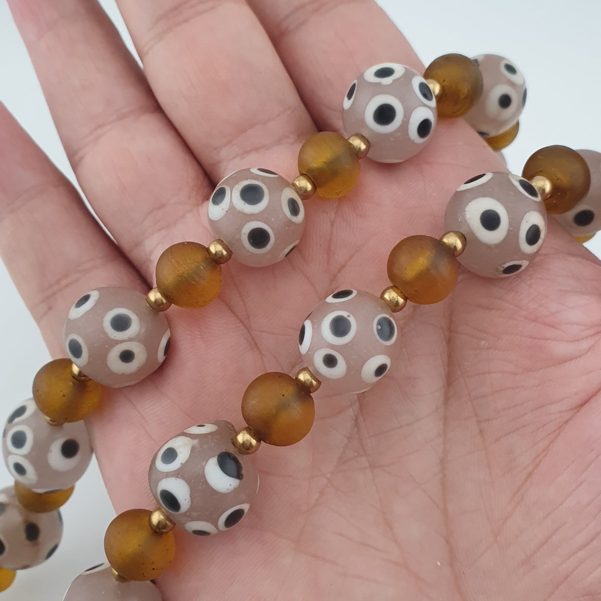 Collier de perles de verre antiques de style africain de Venise avec yeux et marron jaune
