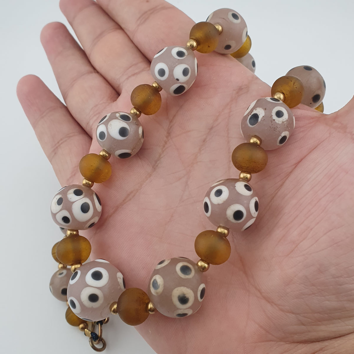Collier de perles de verre antiques de style africain de Venise avec yeux et marron jaune