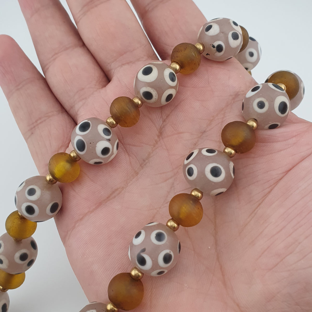 Collier de perles de verre antiques de style africain de Venise avec yeux et marron jaune