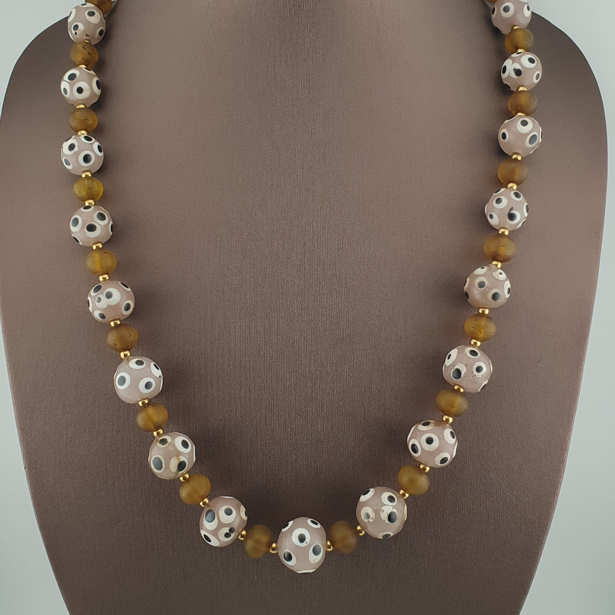 Collier de perles de verre antiques de style africain de Venise avec yeux et marron jaune