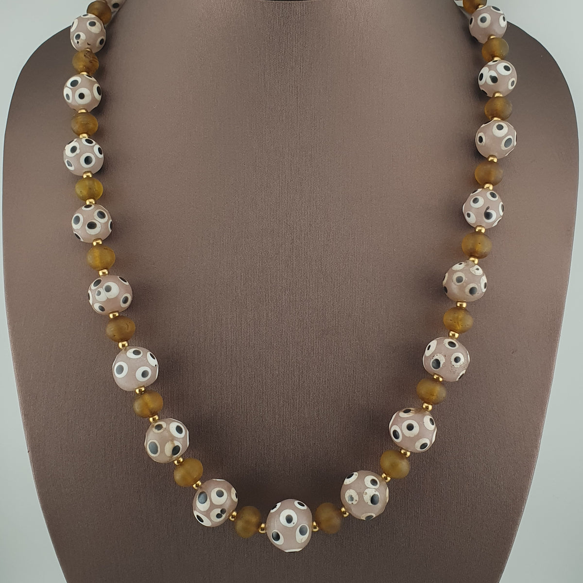 Collier de perles de verre antiques de style africain de Venise avec yeux et marron jaune