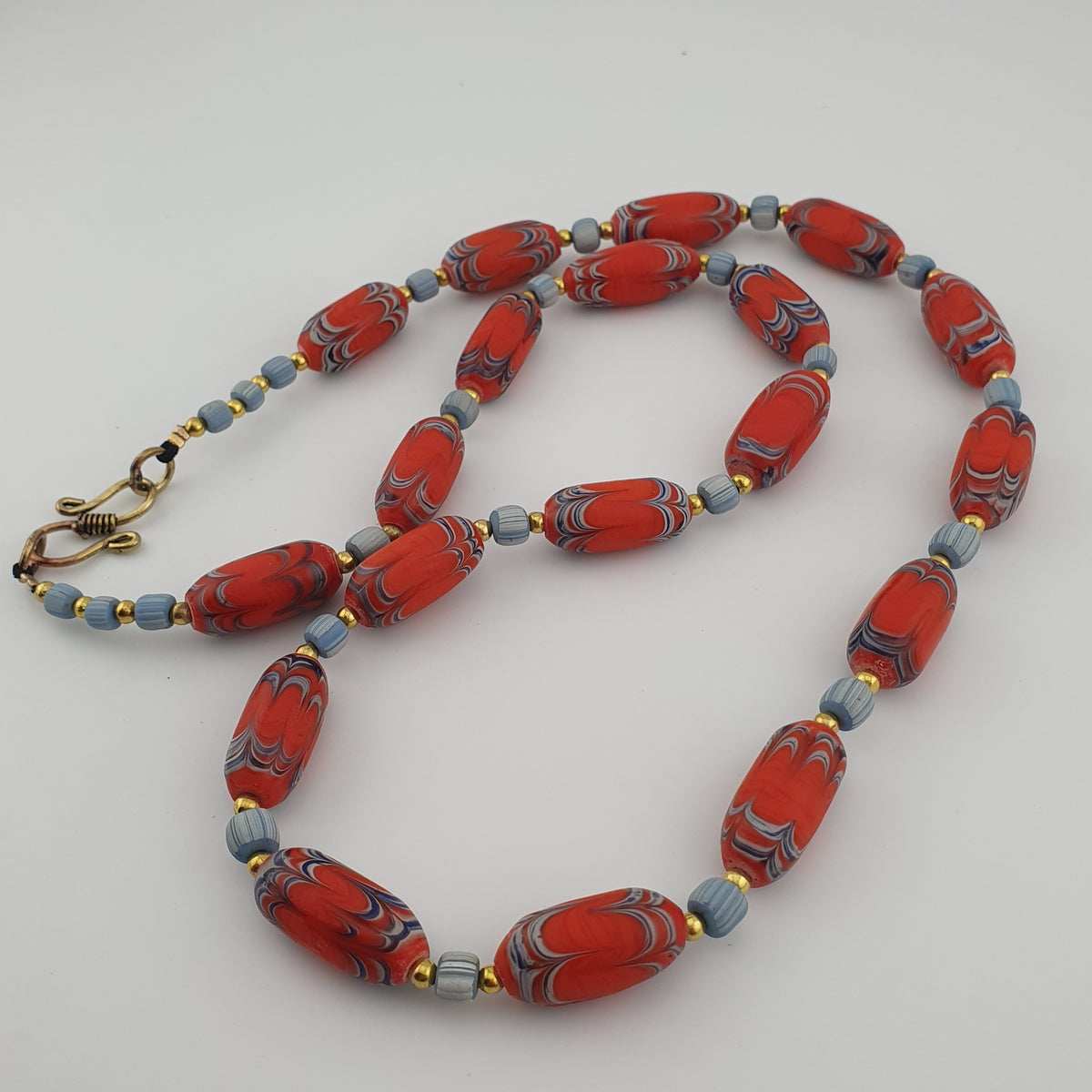 Collier en perles de verre antiques style vénitien et en perles de verre rayées bleu ciel