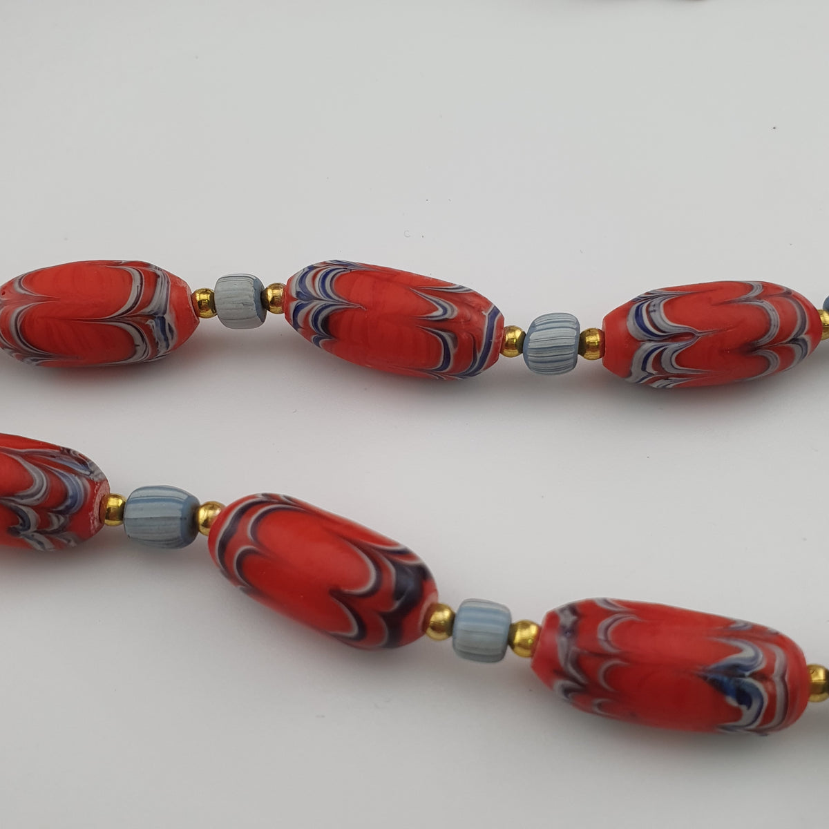 Collier en perles de verre antiques style vénitien et en perles de verre rayées bleu ciel