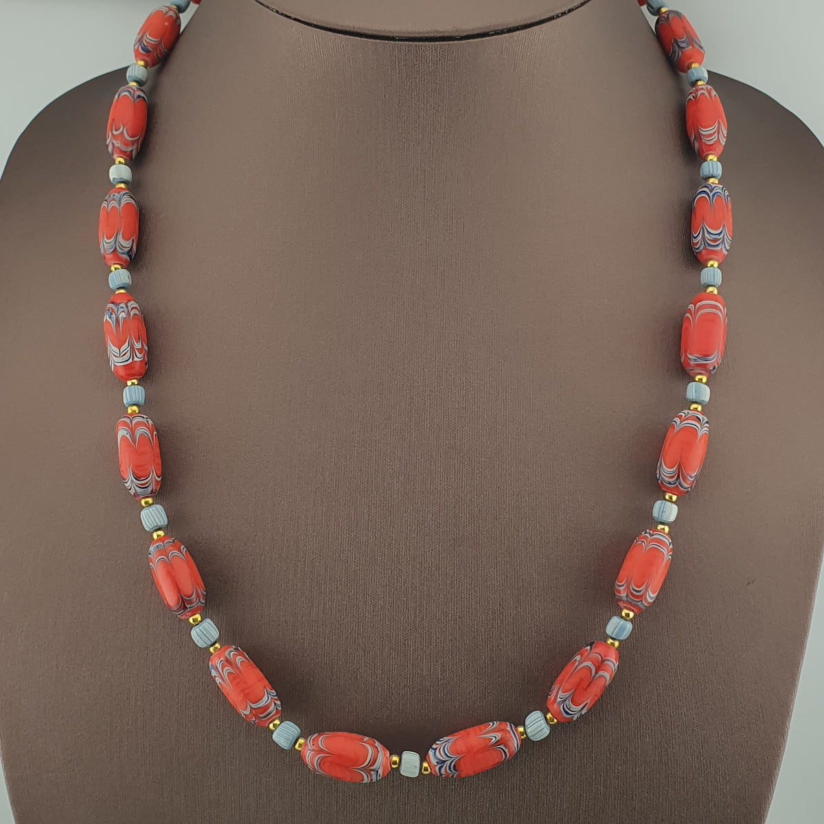 Collier en perles de verre antiques style vénitien et en perles de verre rayées bleu ciel