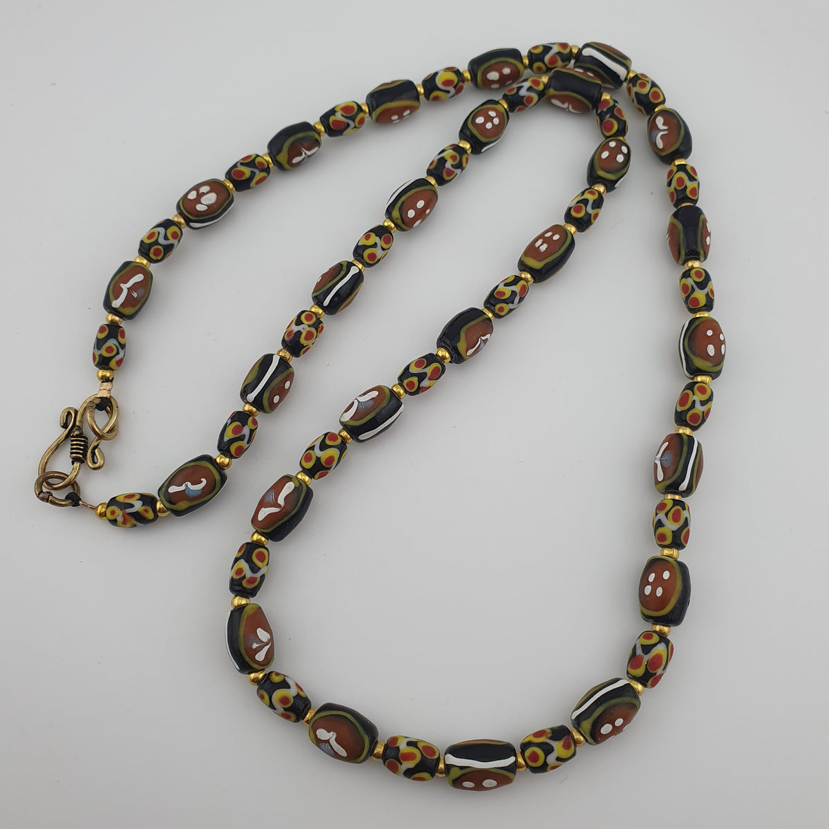 Collier de perles de verre antiques de style vénitien, petites fleurs et yeux