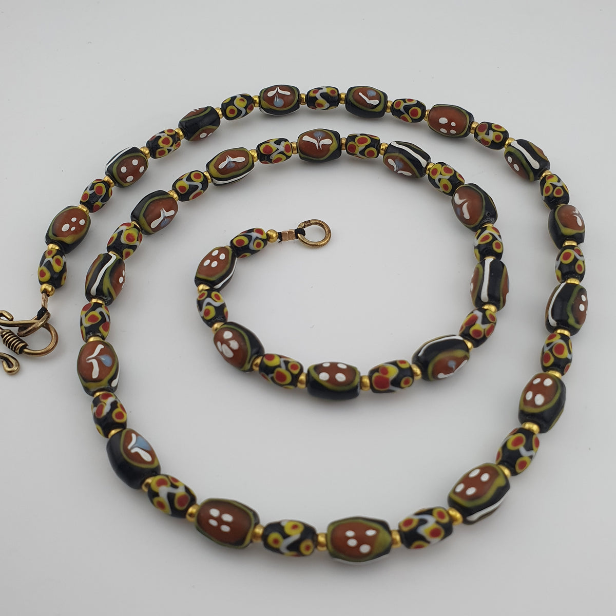 Collier de perles de verre antiques de style vénitien, petites fleurs et yeux