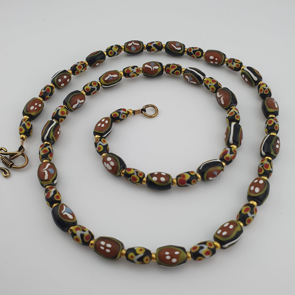 Collier de perles de verre antiques de style vénitien, petites fleurs et yeux
