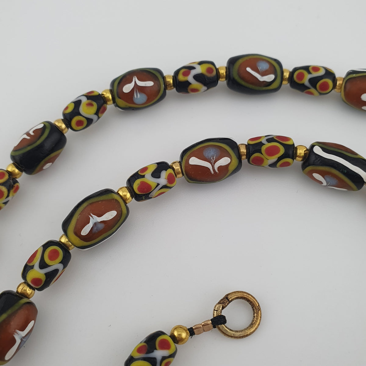 Collier de perles de verre antiques de style vénitien, petites fleurs et yeux