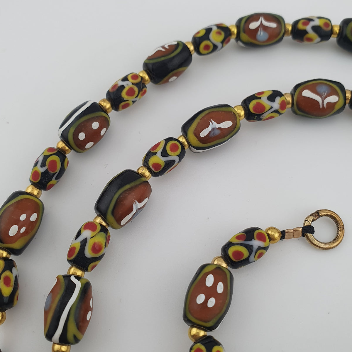 Collier de perles de verre antiques de style vénitien, petites fleurs et yeux