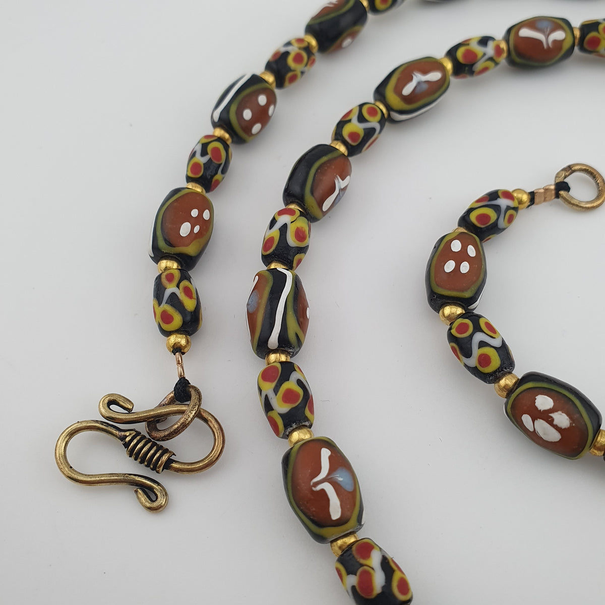 Collier de perles de verre antiques de style vénitien, petites fleurs et yeux