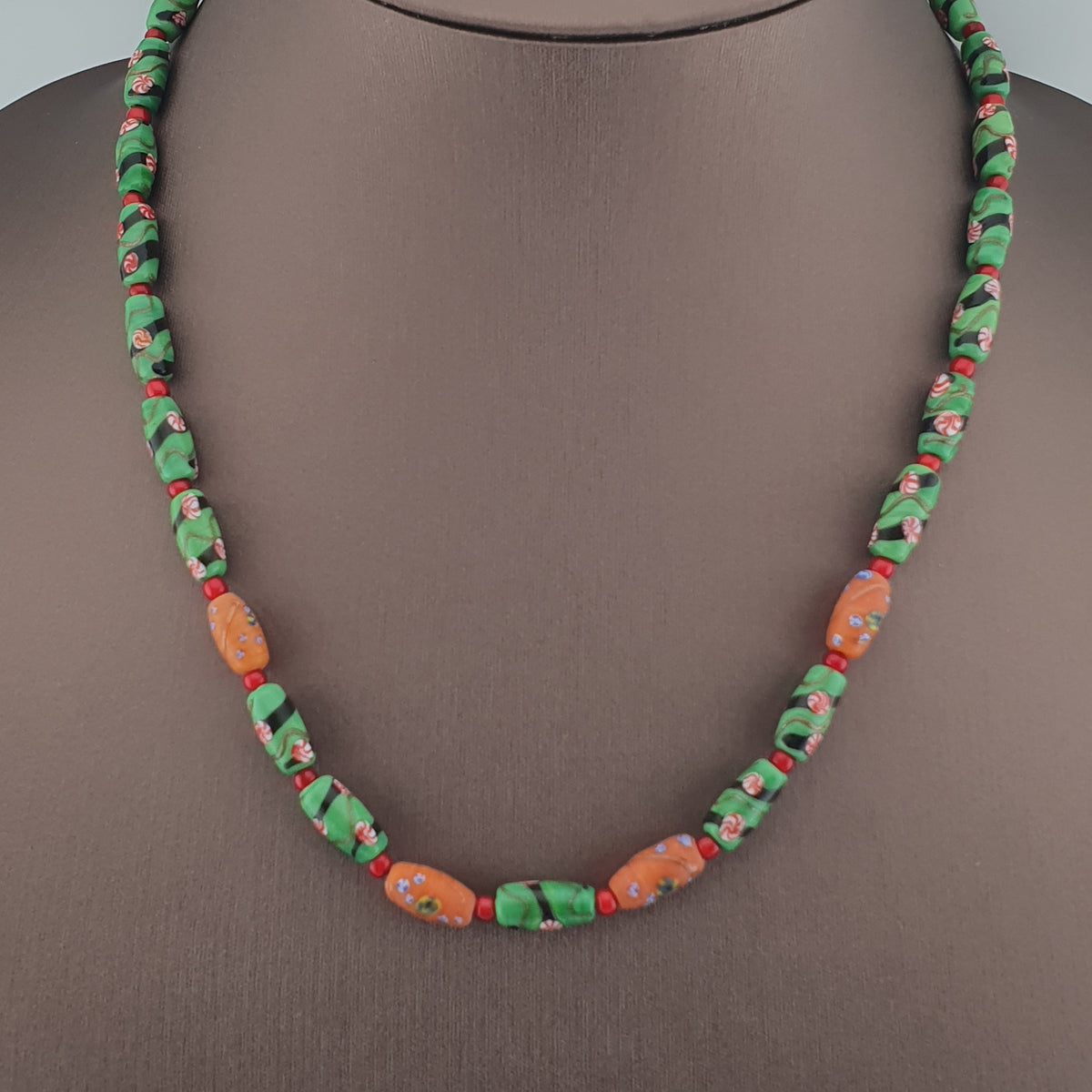 Collier de perles en verre vert perroquet floral de style vénitien antique