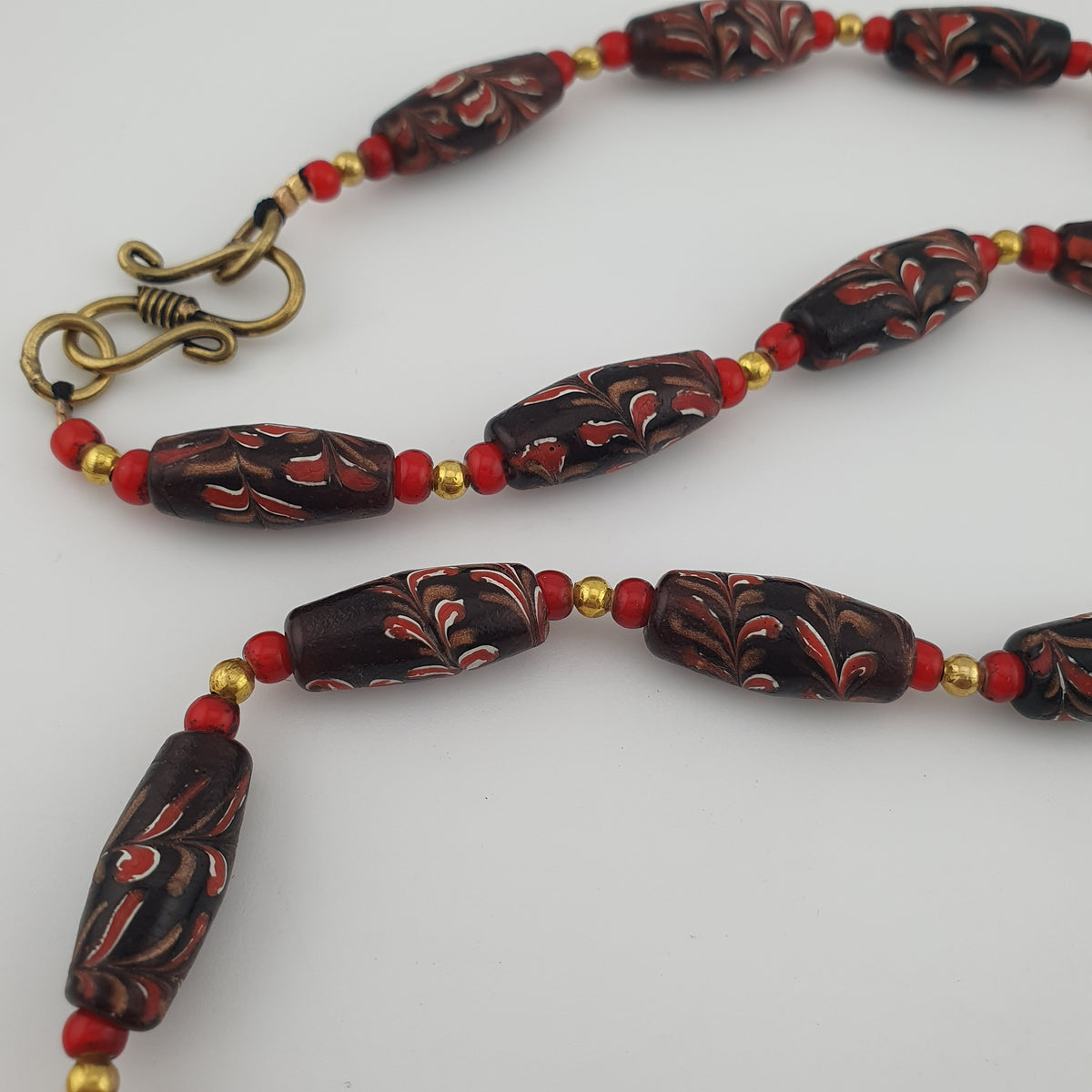 Collier de perles anciennes vénitiennes, petites fleurs et perles de verre vénitiennes Whiteheart