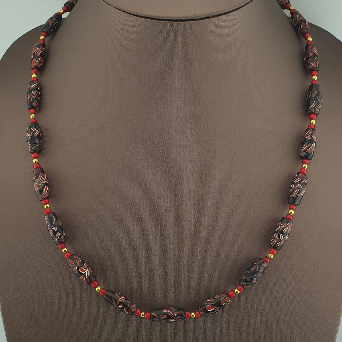 Collier de perles anciennes vénitiennes, petites fleurs et perles de verre vénitiennes Whiteheart