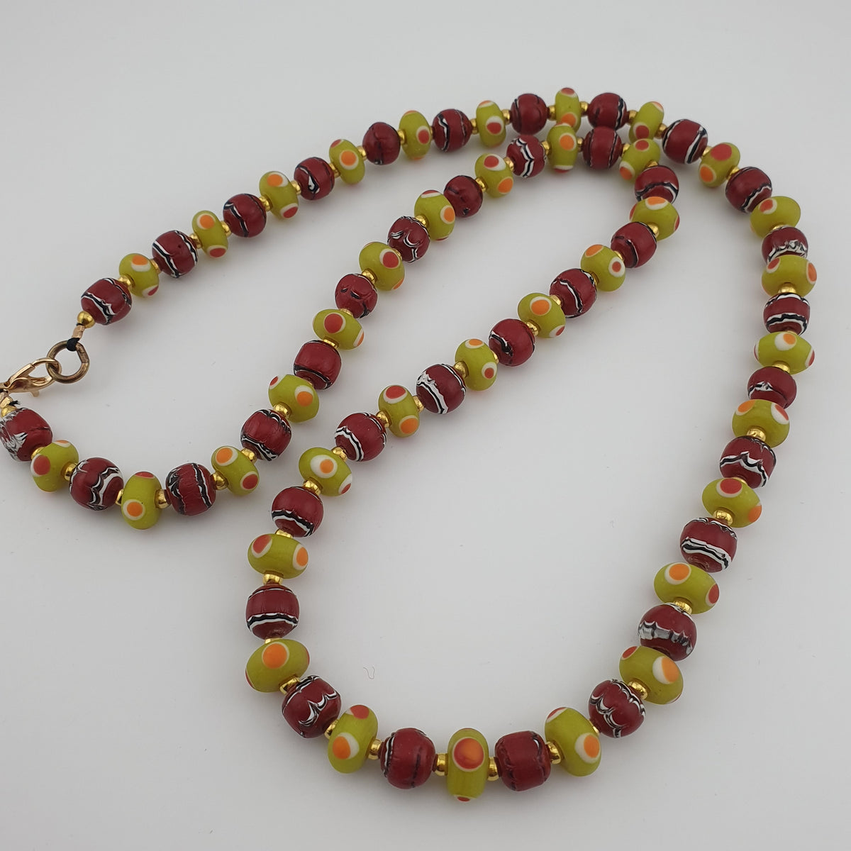 Collier Vintage en Perles de Verre de Style Vénitien Petits Yeux et Perles de Verre de Traite Rouges