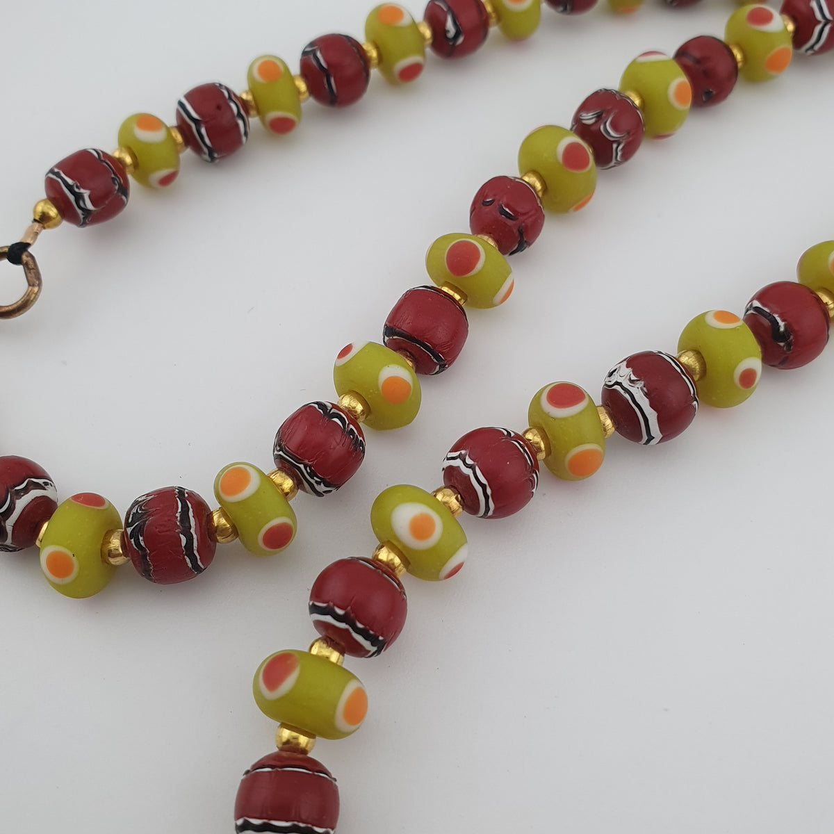 Collier Vintage en Perles de Verre de Style Vénitien Petits Yeux et Perles de Verre de Traite Rouges