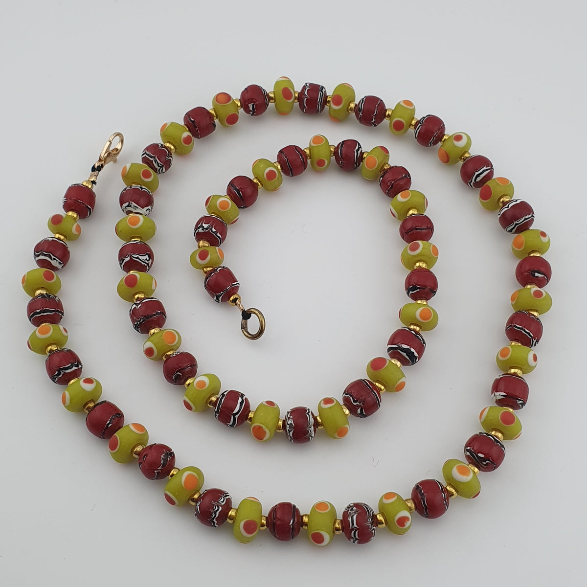Collier Vintage en Perles de Verre de Style Vénitien Petits Yeux et Perles de Verre de Traite Rouges